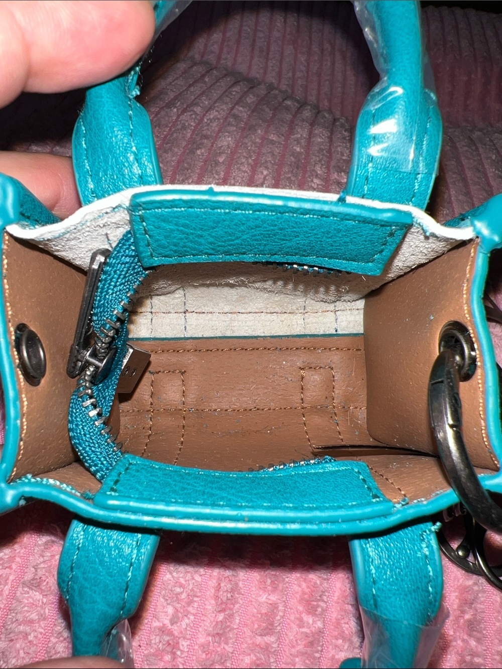 Wrangler Cowhide Mini Fringe Tote Keychain - Picture 7 of 9